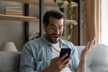 Adamın cep telefonu ekranda aval aval bakıyor. Haberler şaşırıyor.