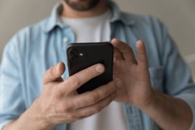 Yakın çekim erkek elleri modern cep telefonu tutuyor.