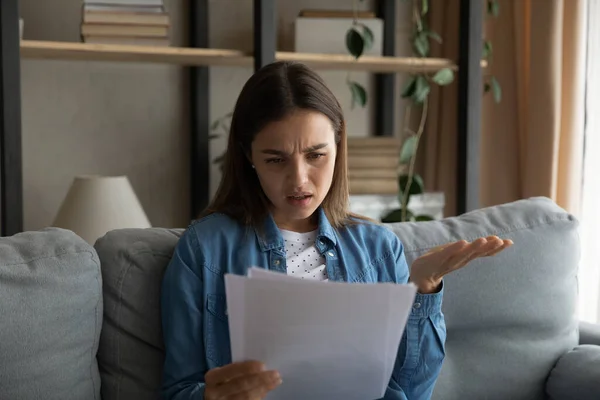 Mujer leer documento se siente confundido debido notificación desagradable del banco — Foto de Stock