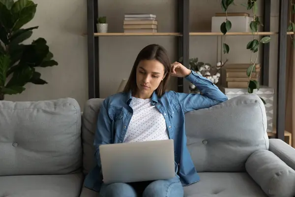 Woman put wireless computer on laps do shopping from home — Fotografia de Stock