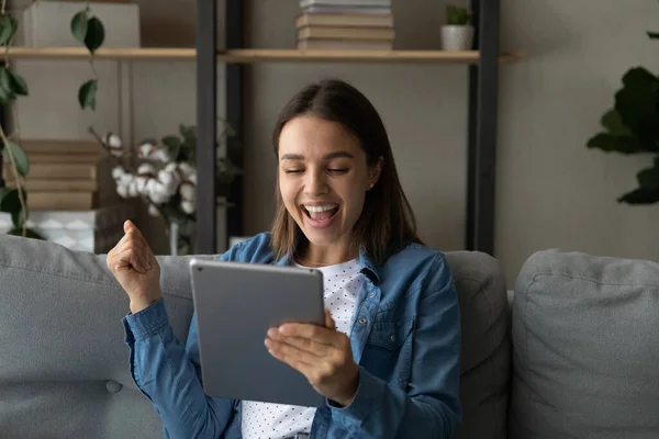 Tablet tutan kadın inanılmaz bir ticari teklif aldı. — Stok fotoğraf