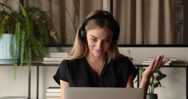 Жіночий працівник використовує ноутбук, щоб надати корисну інформацію через програму відеоконференції — стокове відео