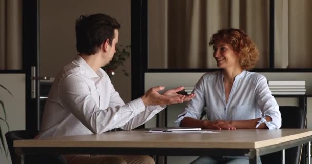 Szczęśliwy klient robi interes handshaking manager wyrazić wdzięczność za doradztwo — Wideo stockowe