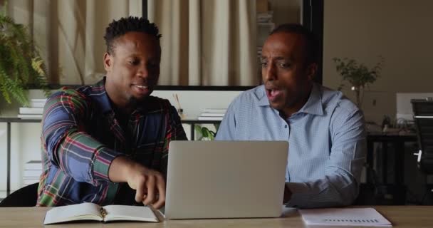 Empleados africanos usando laptop hablando trabajando en proyecto colaborativo — Vídeos de Stock