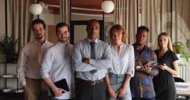 Altı tane çok ırklı ofis çalışanı profesyonel iş adamı portresi