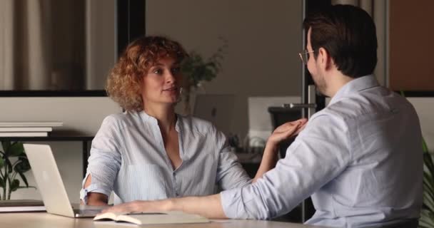 여성 HR 관리자가 회사 사무실에서 남성 지원자를 인터뷰하는 모습 — 비디오