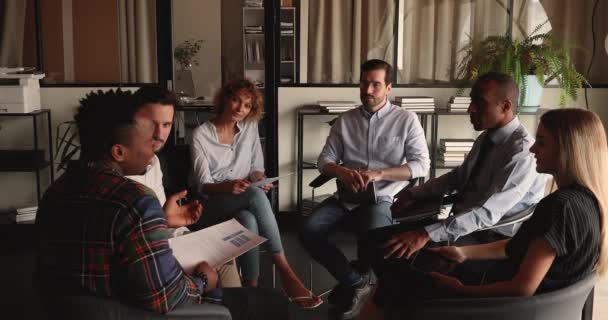 Six employés d'entreprises multiethniques engagés dans une formation en entreprise — Video