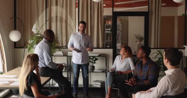 Coach share knowledge to diverse company members during corporate training — Vídeo de Stock