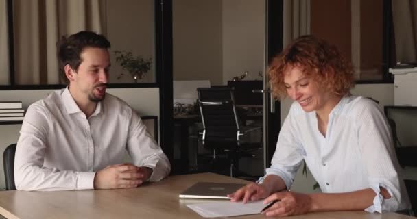 Client and manager during formal meeting discussing agreement details — Stok video