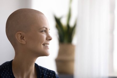 Gülümseyen kel kadın sağlıklı bir gelecek düşünüyor..