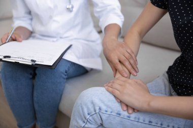 Genç kadın onkolojist, check-up toplantısında hasta bakıcılığı yapıyor..