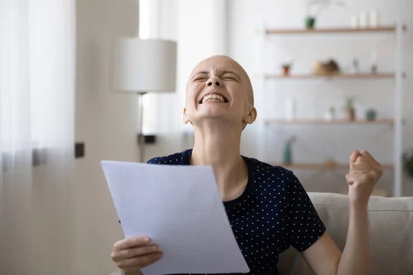 Giovane donna calva felice ricevendo lettera con notizie incredibili. — Foto Stock