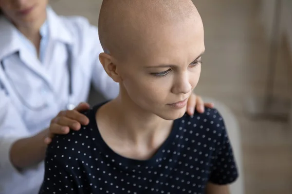 Depressed young female bald patient taking psychological support from doctor. — Stock Photo, Image