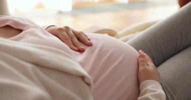 Sakin, genç ve hamile bir kadın evinde dinleniyor..