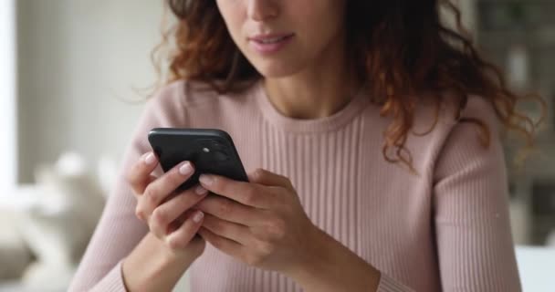Glückliche junge Frau mit Smartphone-Apps hautnah erleben. — Stockvideo