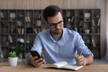 Milenyum erkek yöneticisinin göz giyimi el yazısı çalışma programı hücre kullanımı