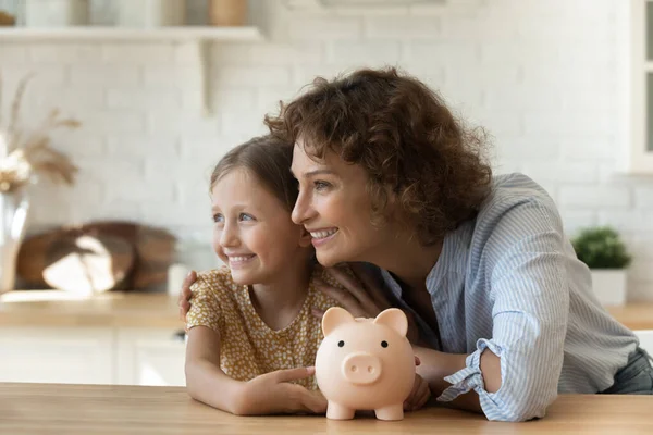 Kopfschuss verträumt lächelnde Mutter und kleine Tochter planen Zukunft — Stockfoto