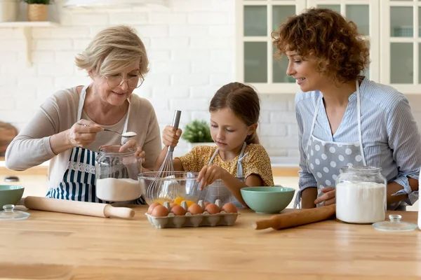 Feliz três gerações de mulheres cozinhando, cozinhando massa juntos — Fotografia de Stock