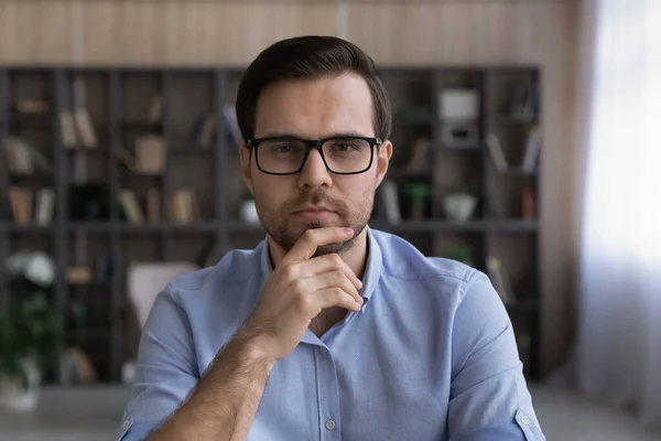 Pensive young male analyst look at camera think on idea — Stock Photo, Image