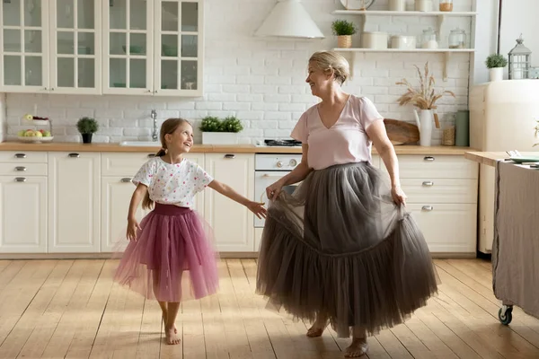 Feliz nieta con abuela madura vistiendo vestidos de princesa divertirse —  Fotos de Stock