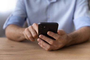 Modern akıllı telefonun bin yıllık iş adamının ellerindeki yakın plan fotoğrafı.