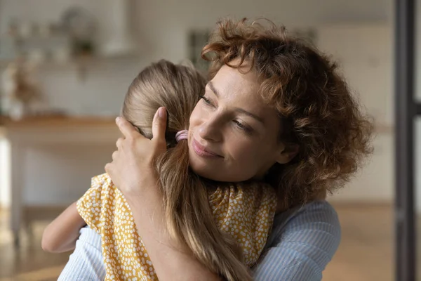 Nahaufnahme fürsorgliche junge Mutter umarmt entzückende kleine Tochter — Stockfoto