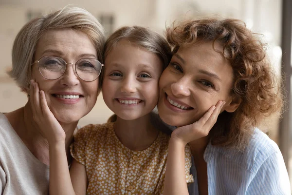 Foto de la cabeza retrato feliz tres generaciones de mujeres posando juntas — Foto de Stock
