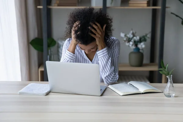 Donna biraciale infelice soffre di mal di testa lavorando sul computer — Foto Stock