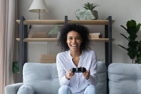 Sourire femme afro-américaine jouer jeu vidéo — Photo