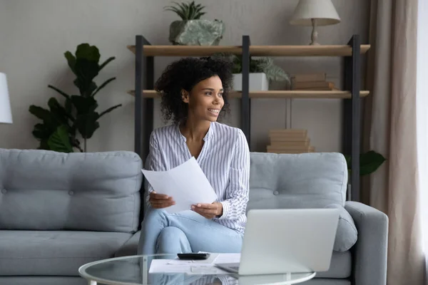 Pensiv biracial hantera budget betala räkningar på nätet — Stockfoto