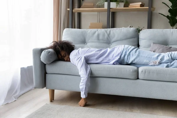 Cansado afro-americano mulher dormir no sofá em casa — Fotografia de Stock