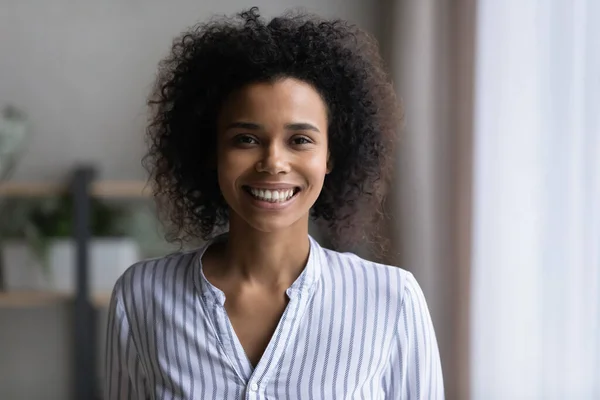 Imagen en la cabeza de una mujer afroamericana sonriente —  Fotos de Stock