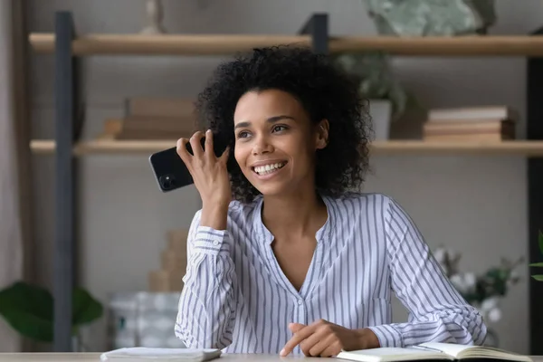 Sonriente mujer afroamericana escuchar mensajes de audio en la celda —  Fotos de Stock