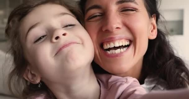 Nettes kleines Kind Mädchen posiert mit freudiger Mutter. — Stockvideo