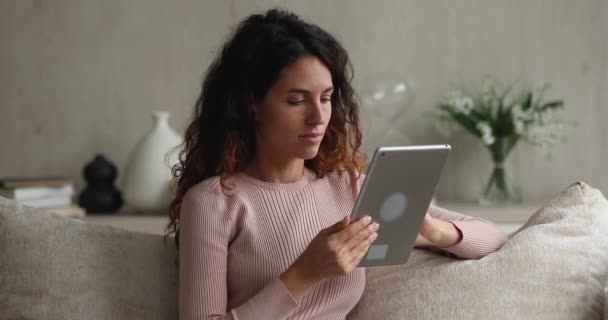 Skupiona młoda latynoska kobieta korzystająca z tabletu cyfrowego. — Wideo stockowe