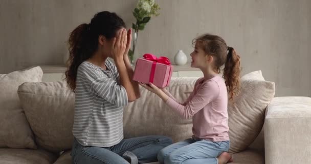 Feliz niño lindo felicitando a mamá con el cumpleaños. — Vídeos de Stock