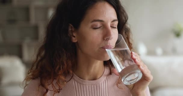 Feliz mujer hispana bebiendo un vaso de agua dulce. — Vídeos de Stock