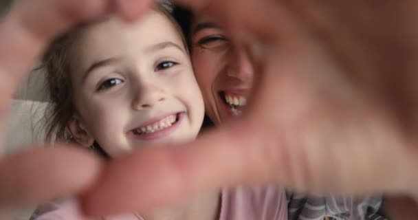 Close up happy candid Mutter und Tochter zeigt Liebe Symbol. — Stockvideo