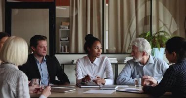 Çeşitli çalışanlardan oluşan bir grup, eğitim için toplantı odasında toplandı.