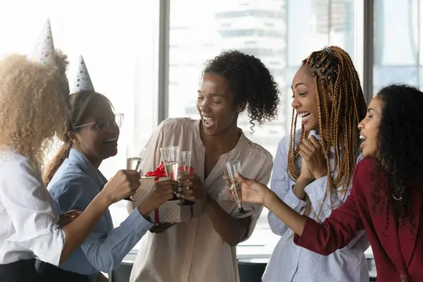 Glückliche afrikanisch-amerikanische Kollegen feiern Geburtstag. — Stockfoto