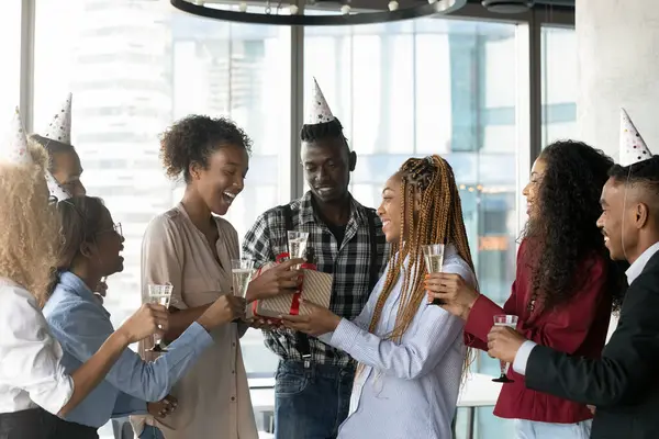 Gente de negocios afroamericanos felices celebrando feliz cumpleaños. —  Fotos de Stock