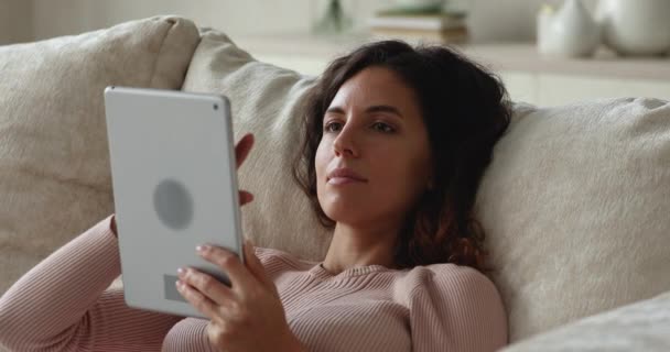 Relaxado sorrindo mulher hispânica milenar usando tablet digital. — Vídeo de Stock