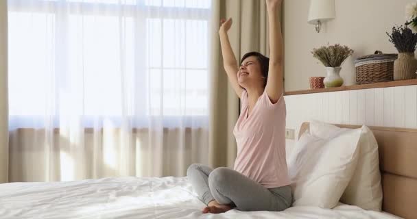 Feliz jovem grávida sentada em uma cama acolhedora. — Vídeo de Stock