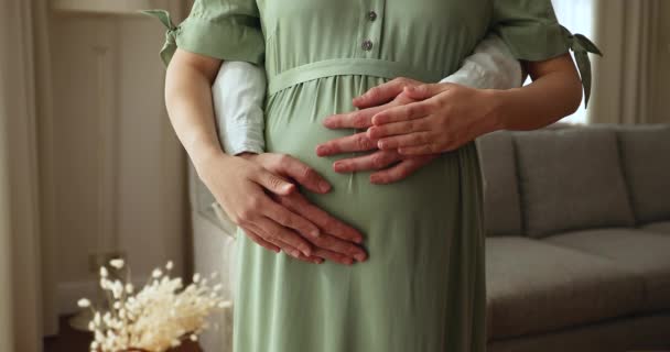 Amorosa pareja casada esperando la reposición de la familia para el parto. — Vídeos de Stock