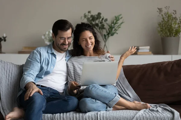 Glückliches Millennial-Paar nutzt Laptop für Videoanrufe von zu Hause aus — Stockfoto