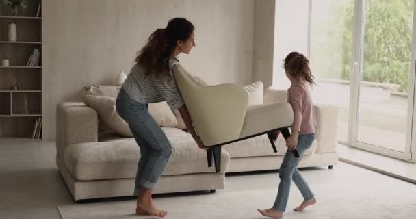 Kleine kind dochter helpen jonge moeder renovatie appartement. — Stockvideo