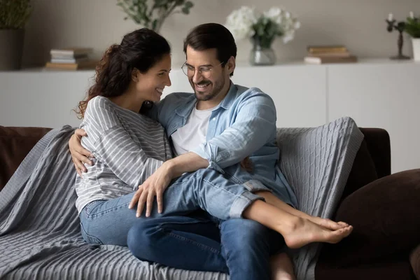 Gelukkig duizendjarig jong stel dating thuis, ontspannen op de bank — Stockfoto