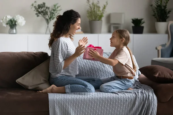 Lycklig flicka ger gåva till upphetsad förvånad tacksam mamma — Stockfoto