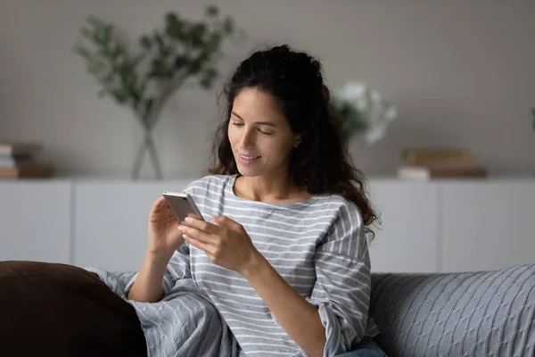 Utente di telefonia mobile soddisfatto di ricevere messaggi con buone notizie — Foto Stock