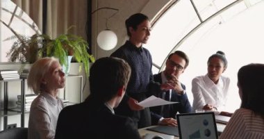 Hintli etnik köken işkadını personelin önünde konuşma yapıyor
